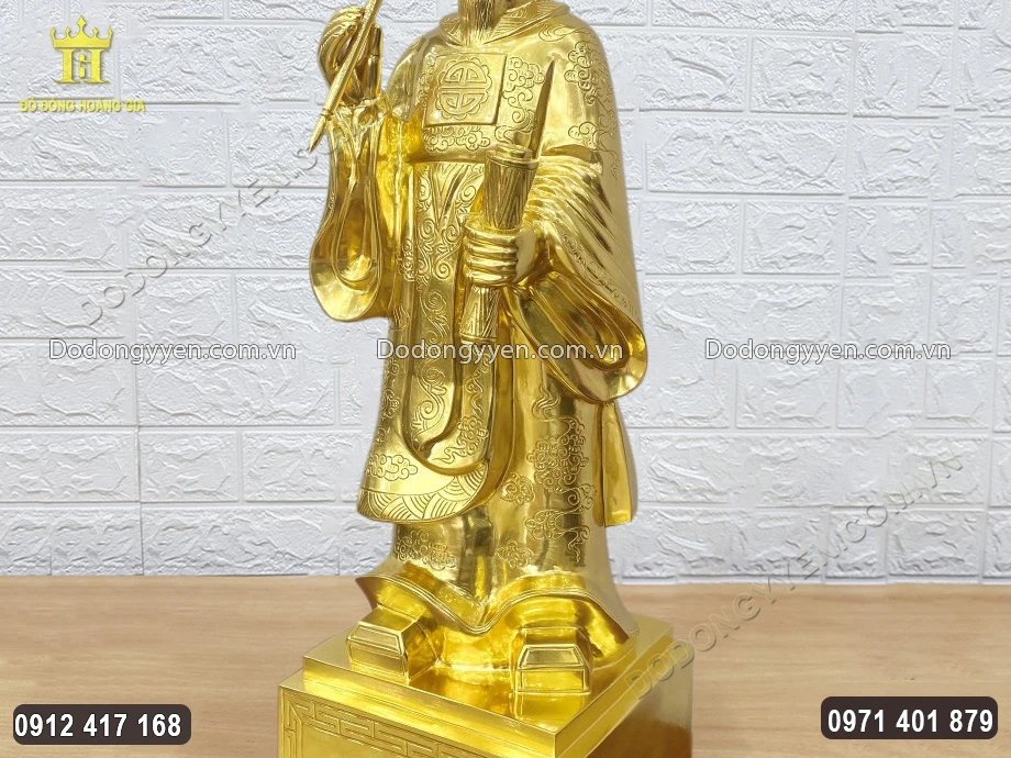 To&agrave;n bộ bề mặt được d&aacute;t v&agrave;ng 9999 v&ocirc; c&ugrave;ng sang trọng